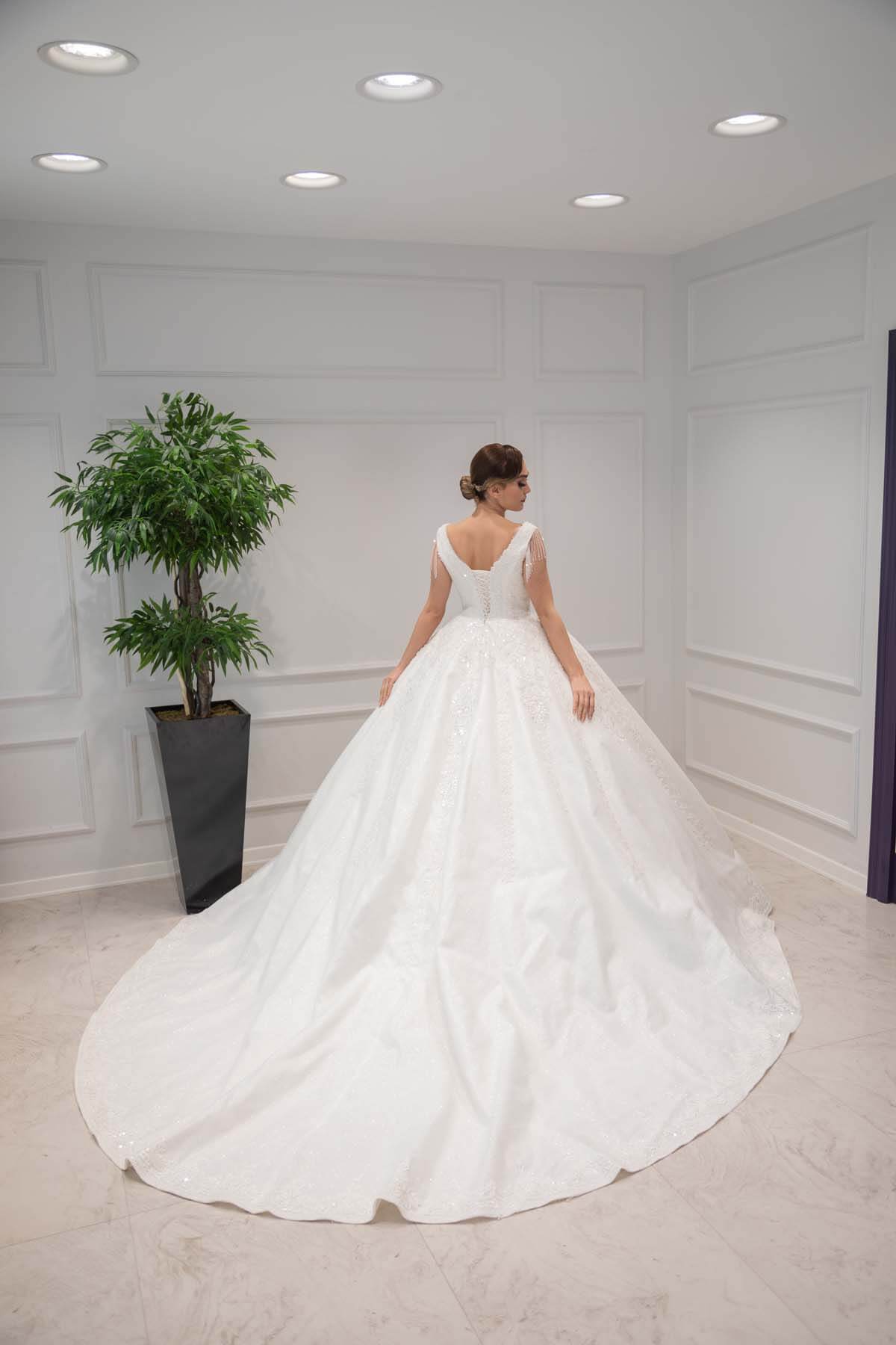 Bead Embroidered Tailed Princess Wedding Dress Model