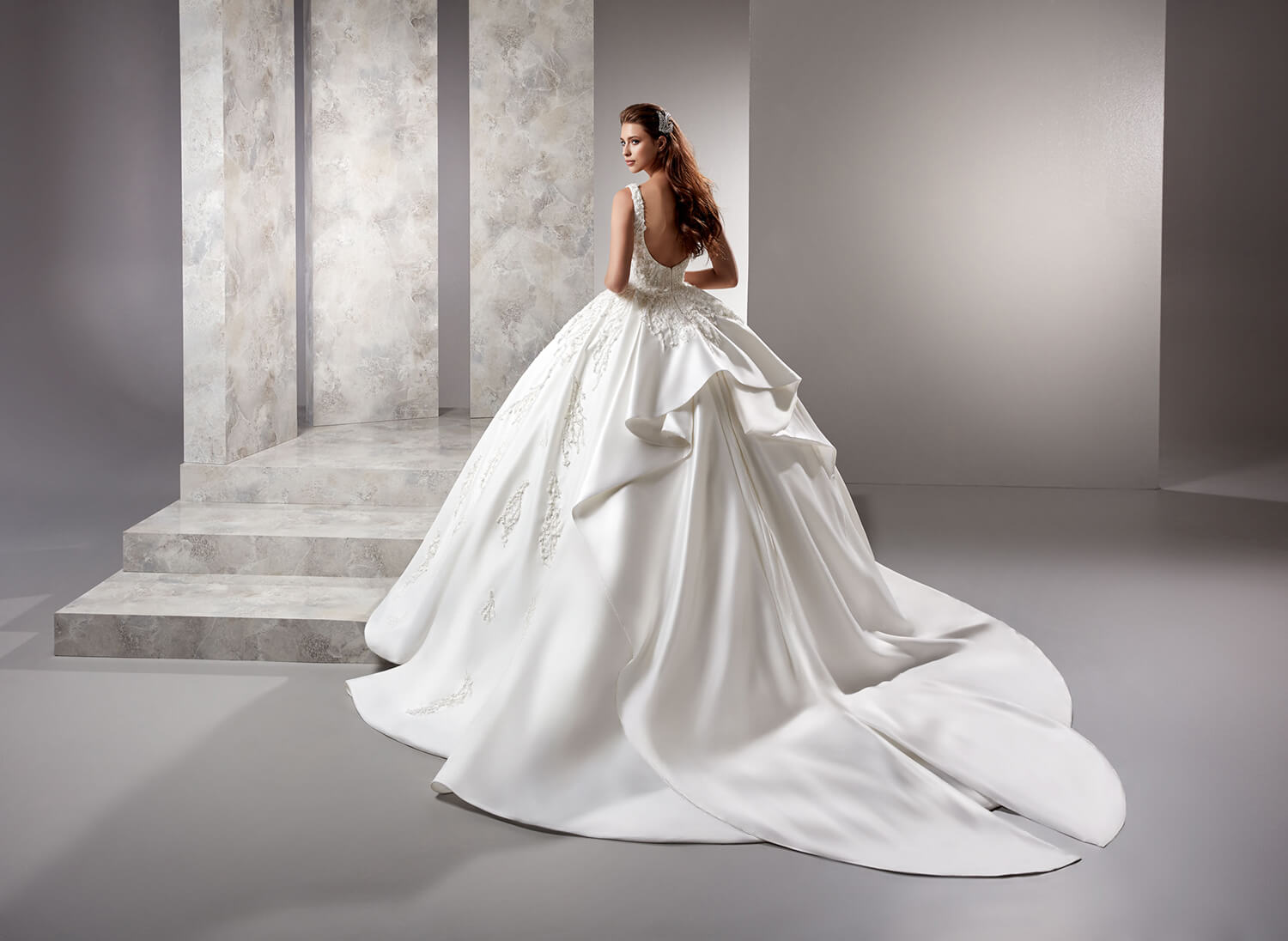 U-Neck Low-Cut Back Princess Wedding Dress with Tail