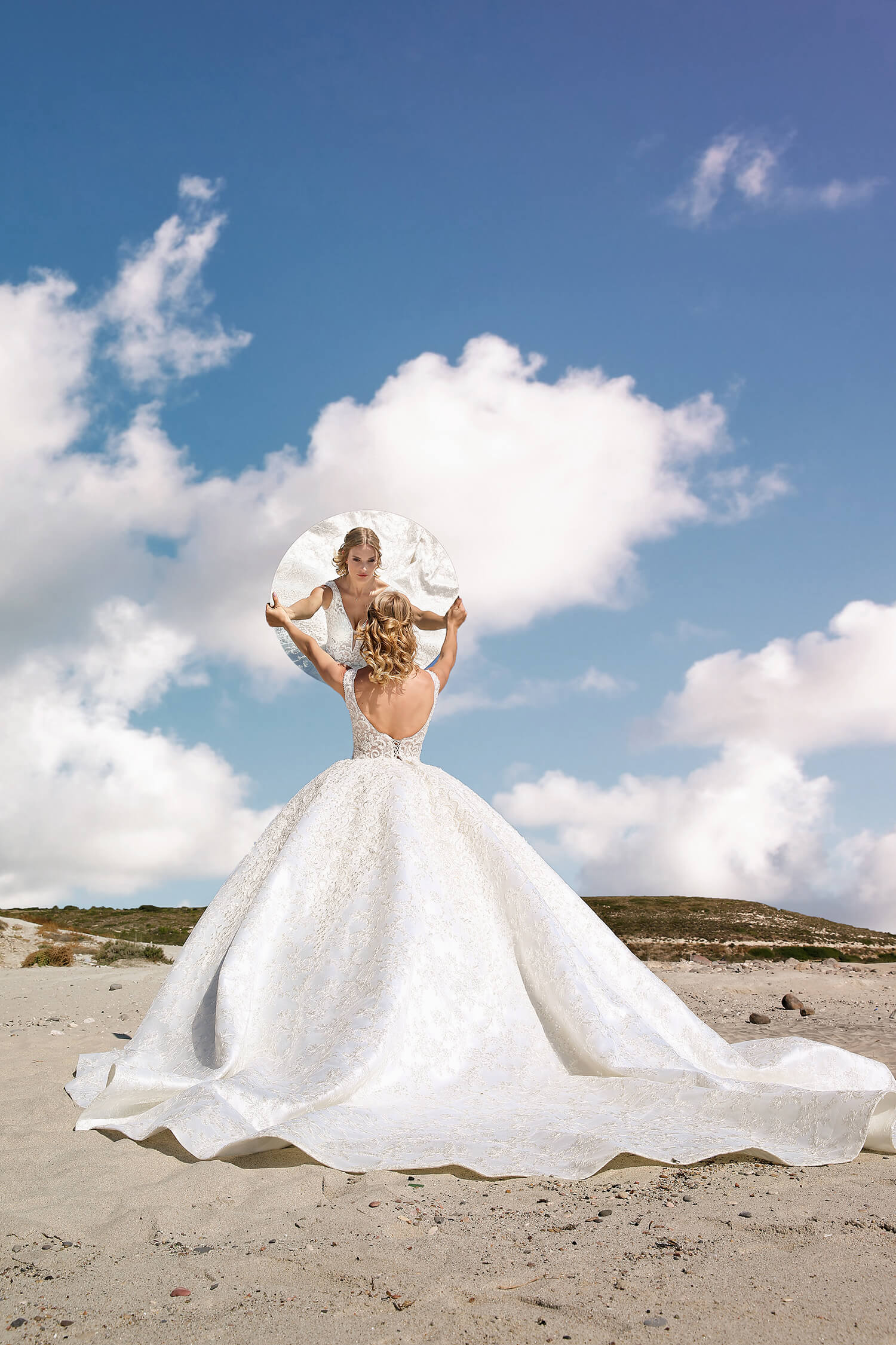 V-Neck Backless Crystal Embroidered Tail Princess Wedding Dress