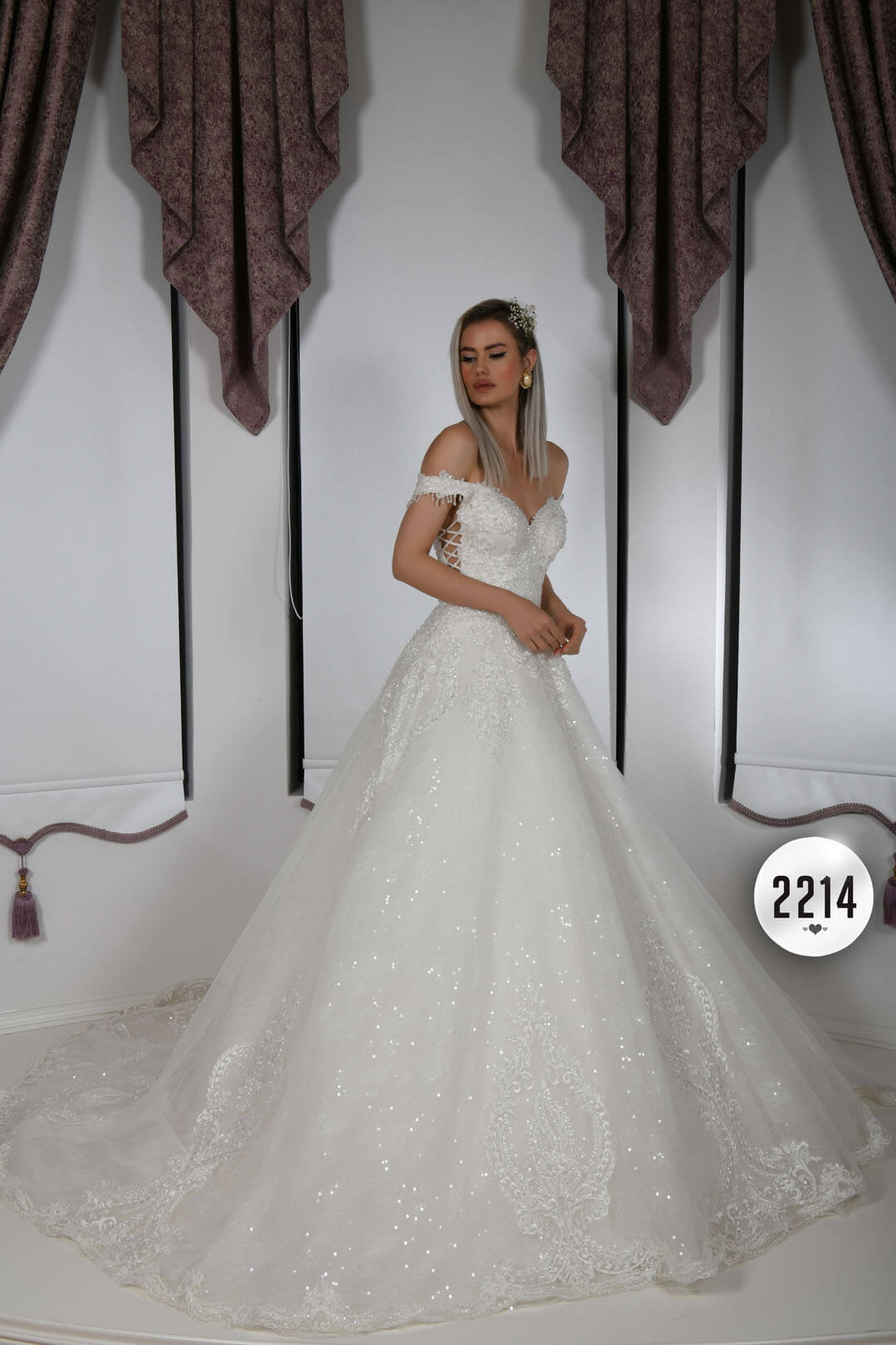 Wholesale Helen Wedding Dress Model 4