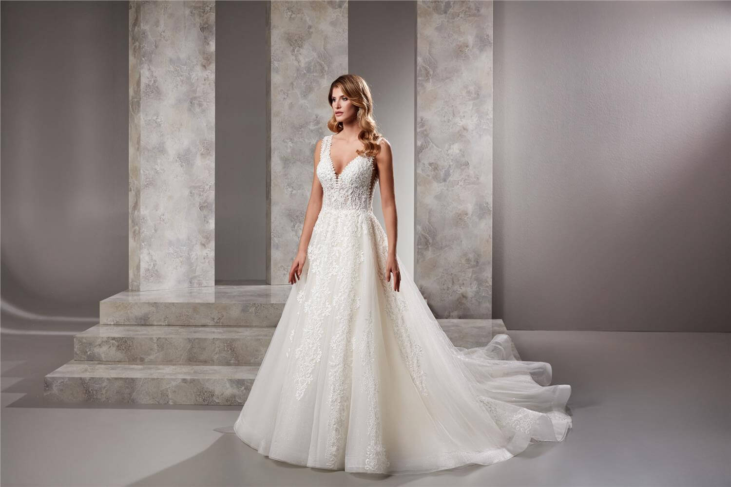 Tailed Wholesale Wedding Dress Model